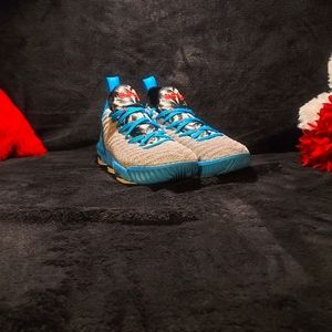 Boys Lebron 16 Size 4
